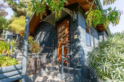Cómoda Casa Con Distintos Ambientes Interiores Y Exteriores