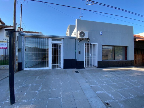 Salon Comercial - Villa Mitre - 200 Mts