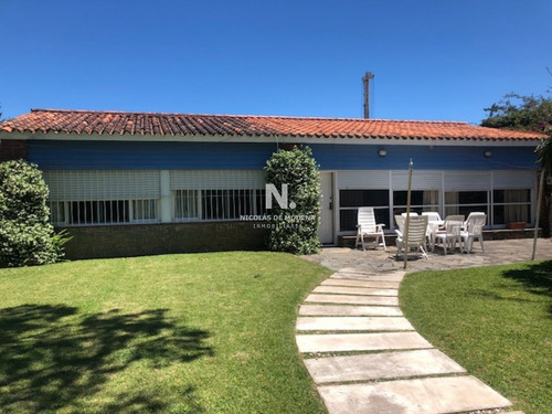 Hermosa Casa En Venta En Zona De Playa Mansa.- Ref: 3522