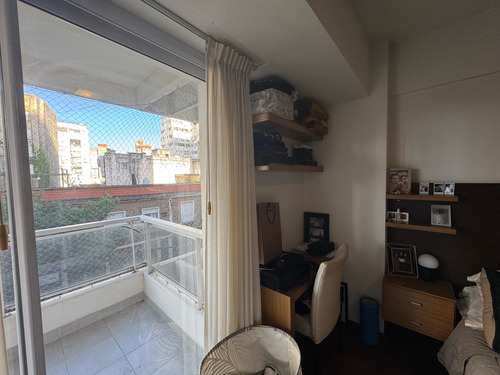 Venta - Departamento De Tres Dormitorios Con Balcón Y Cochera En Centro Río, Rosario
