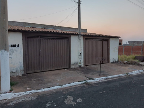 Duas Casas Germinadas Com 4 Cômodos, Garagem, Quintal E Lavanderia