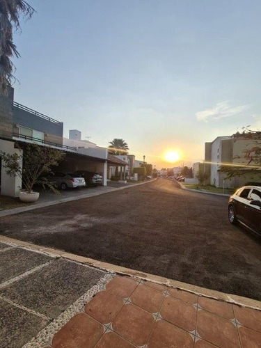 Se Vende Residencia En Misión Concá, Roof Garden, Cto Serv, 4 Recamaras, 4.5 Bañ