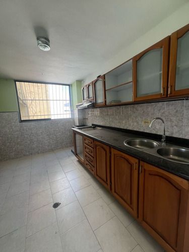 Amplio Apartamento En La Avenida Bolivar 