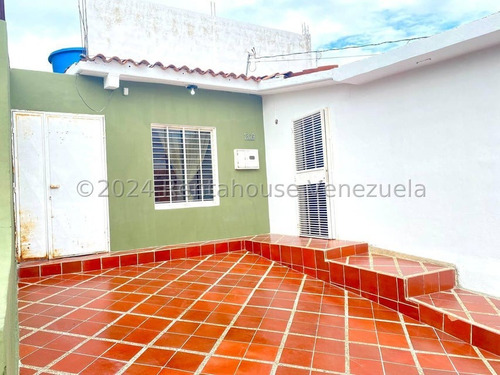 Amplia Y Moderna Casa En Venta Norte De Barquisimeto. Avenida Intercomunal. Urb. Don Aurelio 24-17462 As-a