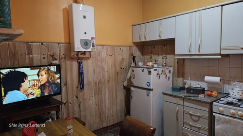 Venta Casa 2 Ambientes 1 Dormitorio En Caseros, Jardín Parrilla