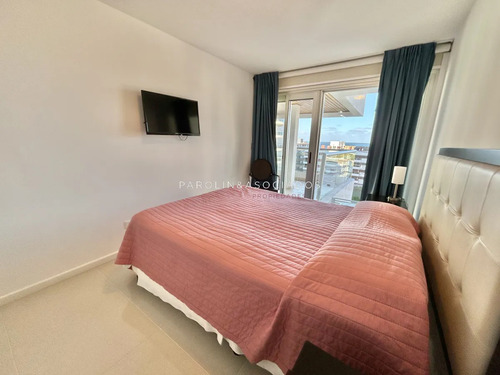 Apartamento En Venta De 2 Dormitorios En Icon Tower, Punta Del Este.