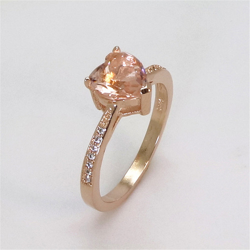 Anillo De Compromiso Con Cristal En Forma Corazón En Oro