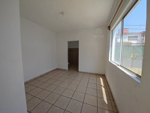 Casa En Venta En Fracc. Valle Del Sol De Dos Niveles Con Jardín.