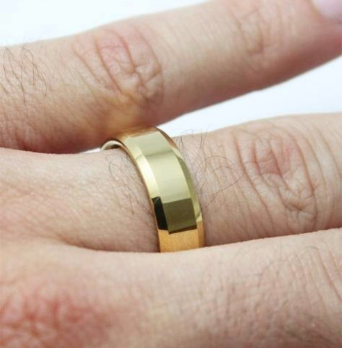 Imagem 2 de 3 de Aliança Tungstênio 6mm Chanfrada Banhada Folheada Ouro