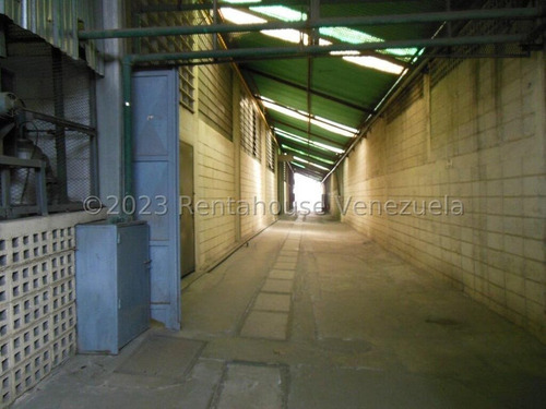 Edificio Industrial Con Mucho Potencial En Venta En La Yaguara Smb 24-10718 Yy