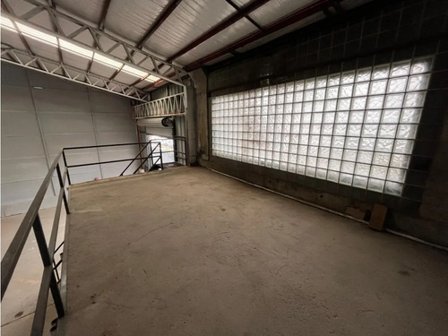 Arriendo Bodega De 219 M² En El Salto, Recoleta.