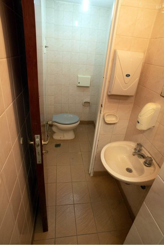 Imagen 7 de 14 de Amplia Oficina Muy Bien Ubicada, Con Dos Baños. Al Frente