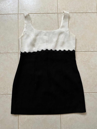 Vestido Corto Talle M Crepe. Medidas 74 Cm De Largo