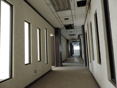 Edificio Ideal 24-18672 Para Funcionamiento De Clínica Y Oficinas En La Urbina