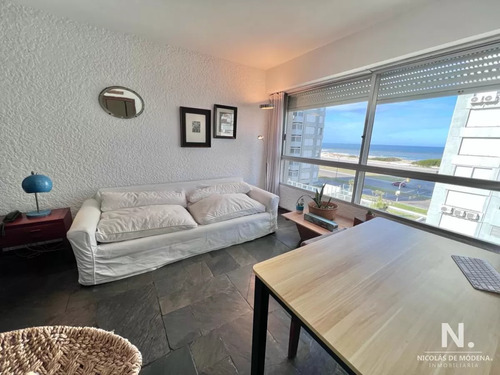 Venta Apartamento De 1 Dormitorio En Playa Brava, Punta Del Este, Edificio En Primera Línea Frente Al Mar!