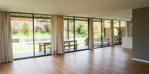 Altos. Construcción Tradicional. Impecable. Serv. Piscina