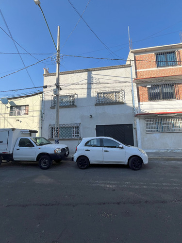 Casa Renovada Con Proyecto De Edificio De Deptos.