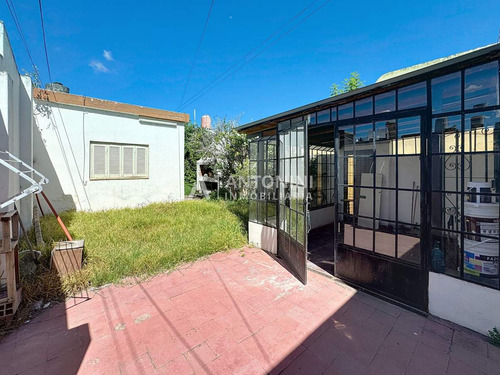 Local, Casa Y Departamento En Venta Sobre Av. Bv. Los Granaderos