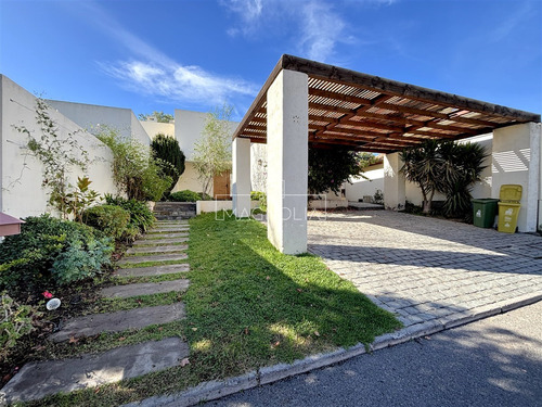 Casa En Venta De 6 Dorm. En Colina