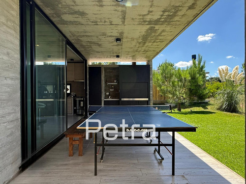 Casa En Venta De Hormigón Visto En Costa Esmeralda