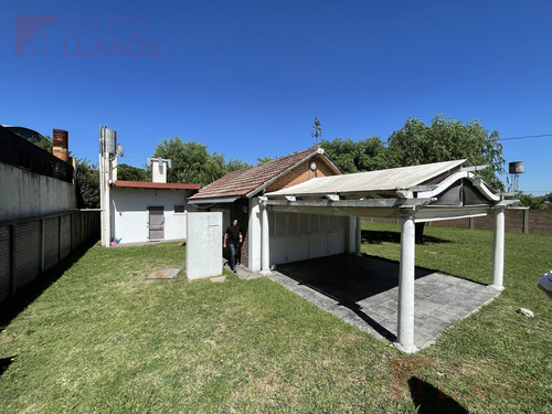 Venta De Casa Quinta En Barrio Lanusse Con 3 Terrenos