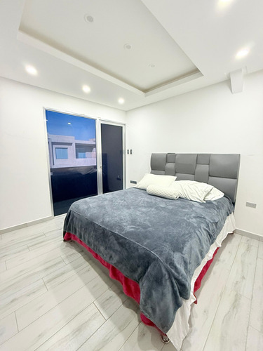 Lujoso Town House/ C.r Costanera Village, Nueva Barcelona