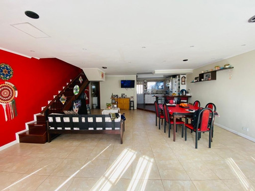 Imagen 4 de 18 de ¡ Oportunidad ! Chalet De 4 Amb. Con Garage Doble Y Fondo..