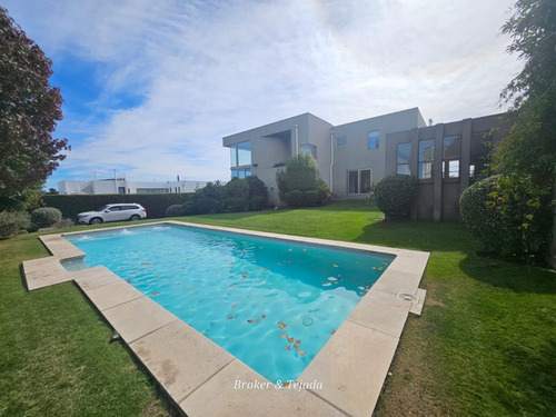 Tejada 5dormt+2estar+5baños+piscina+moderna.