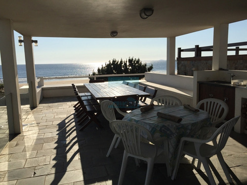 Exclusiva Casa Sobre La Playa De Solanas. Excelentes Vistas, Piscina Y Parrillero Con Vista Al Mar. - Ref: 5678