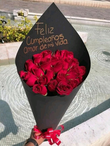 Conos De Rosas. Golosinas. Regalo. Arreglo.