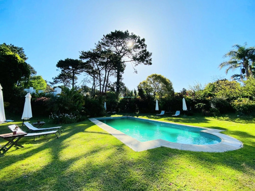 Casa De Cuatro Dormitorios Y Piscina En Punta Del Este En Alquiler.