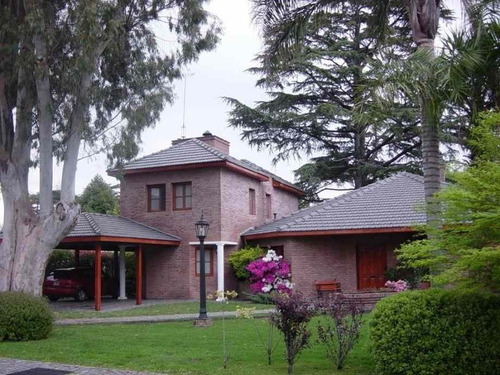 Casa En Venta En Dos Plantas, Country Club El Carmen. Berazategui.