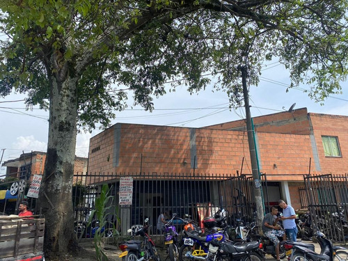 Se Venden Dos Locales En El Barrio Andres Sanin 