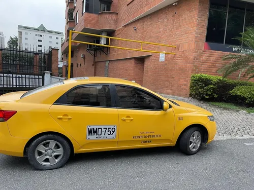 Taxi Kia Cerato Lx Modelo 2015, Color Amarillo, Flota Bernal