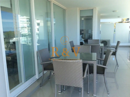 Imagen 8 de 30 de Venta Y Alquiler De Moderno Departamento De Tres Dormitorios Más Dependencia A Pasos De Playa Brava