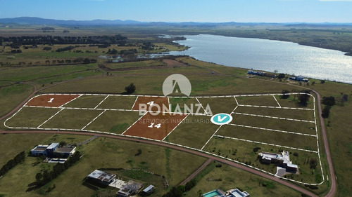 Terrenos En Venta Desde 5000 M² En Laguna De Los Cisnes. Piriápolis, Sauce De Portezuelo.