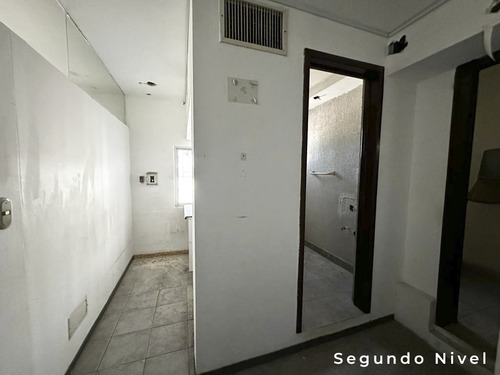 Renta De Edificio De Tres Pisos, En Avenida Prol Montejo, Para Adecuar
