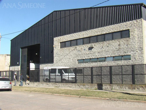 Importante Nave Industrial De 858m2