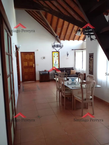 Casa En Venta 2 Dormitorios, Amplios Ambientes, Jardín Cerrado