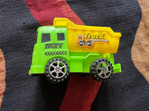 Camion Volcador Chico Color Verde Y Amarillo 