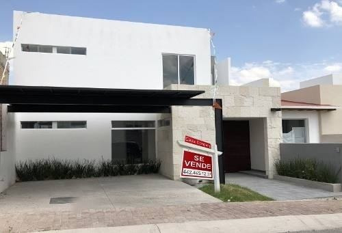 Casa En Colinas De Juriquilla, 3 Recámaras Una Pb, Jardín !!