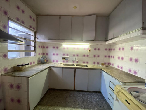 Lega Propiedades Vende En Exclusividad Excelente Inmueble De 4 Dormitorios, 2 Cocinas, 2 Baños Y Garage, Con Gran Potencial En El Centro De La Ciudad De La Paz.
