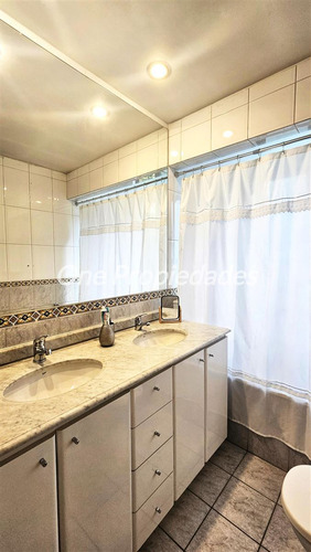 Casa En Venta De 4 Dorm.3 Baños Estar Servicio En Las Condes