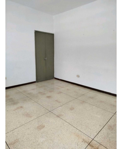 Alquiler Planta Alta En Casa Comercial 200m2 La Carlota 4706