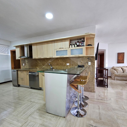 En Venta Amplio Apartamento En Res. Siete Mares, Lecheria