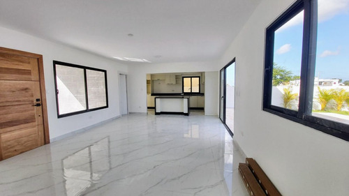 Villa En Venta Lista A Estrenar Ubicada En El Residencial Bávaro Punta Cana, 3 Habitaciones, 2niveles