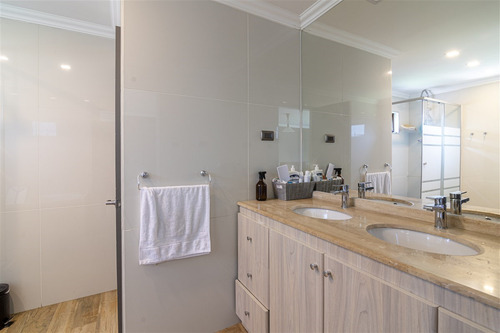 Casa En Venta De 5 Dorm En Suit. En Lo Barnechea!!