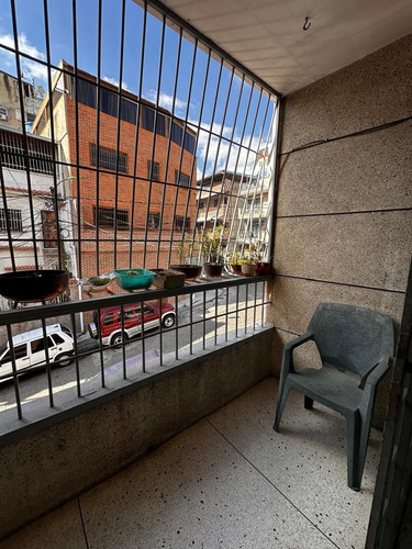 Catia. Edificio - Casa De Tres Niveles En Venta De 400m2