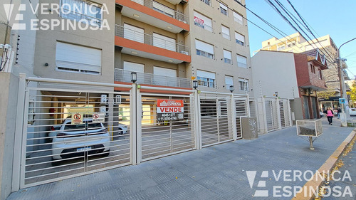 Cochera Independiente En Centro Comercial Moron - Renta Asegurada