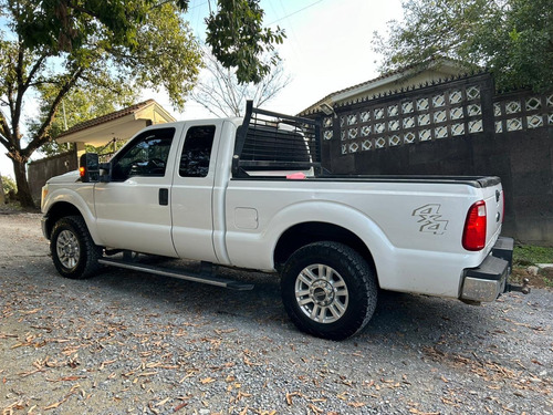 Ford F-250 Súper Duty Xlt Cabina y media 4x4 gasolina